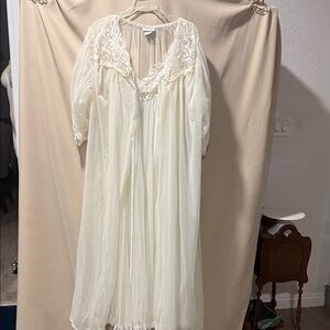 1950’s Vintage Ivory Lace Trim Peignoir Neglige w/Robe